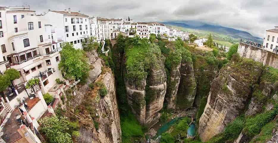 15 pueblos blancos de España y el extraño caso del pueblo Pitufo, en Cádiz y Málaga