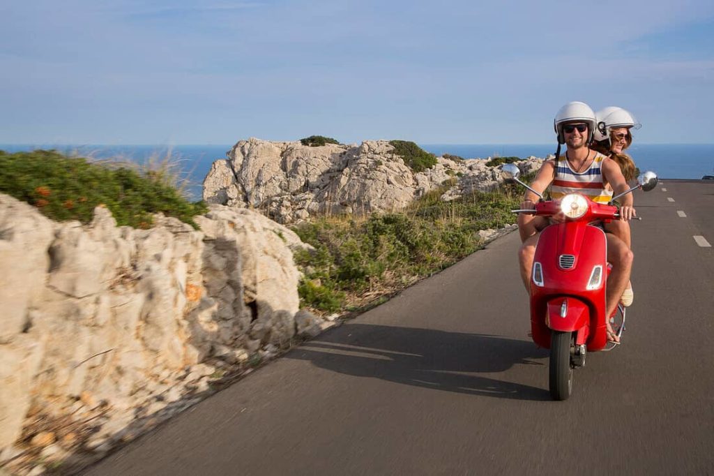 Vacaciones con moto Vespa en pareja por la costa mediterránea