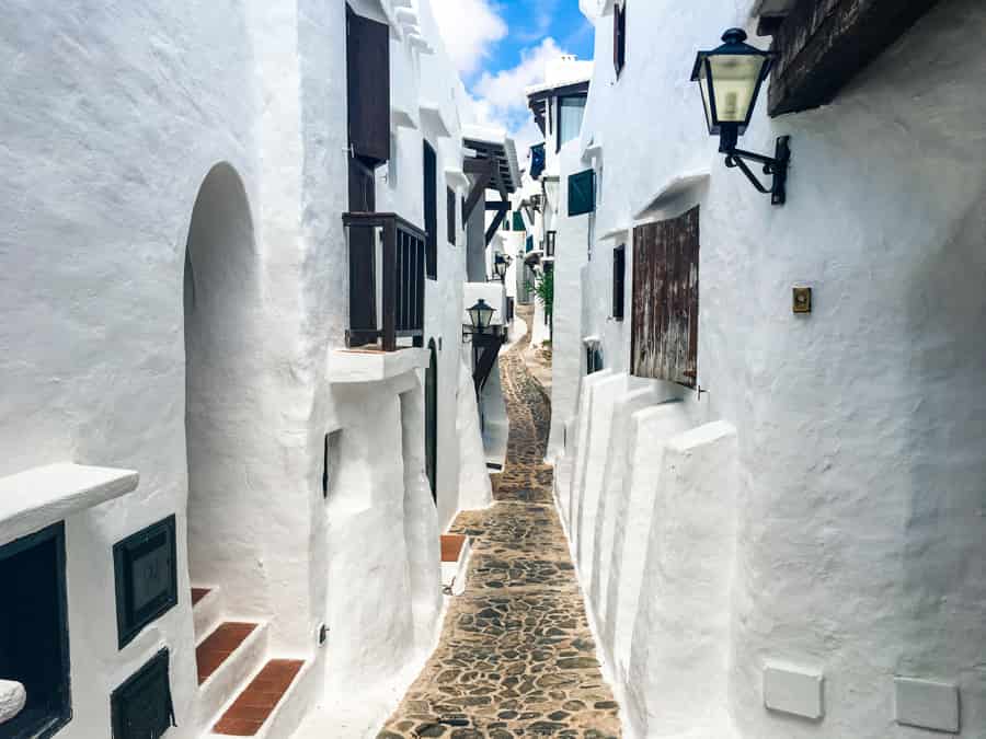 Qué ver en Menorca: ruta por calles del casco antiguo de Binibeca