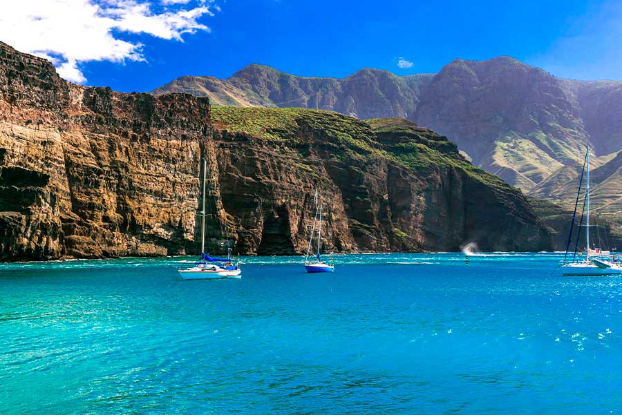 Θέα μερικών σκαφών στο Puerto de las Nieves