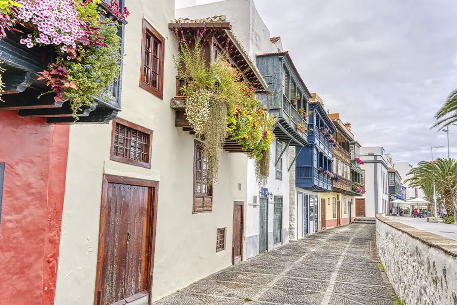Case tradizionali delle Canarie in una strada di Santa Cruz de la Palma