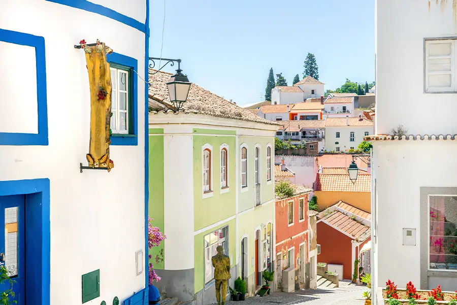 Calle con casas clásicas de Monchique