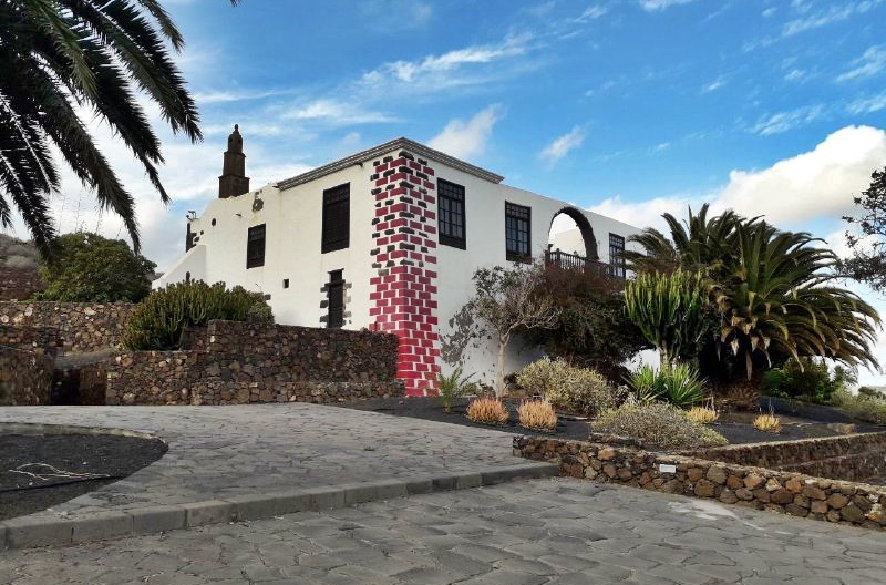 Descubre San Bartolomé con tu coche de alquiler