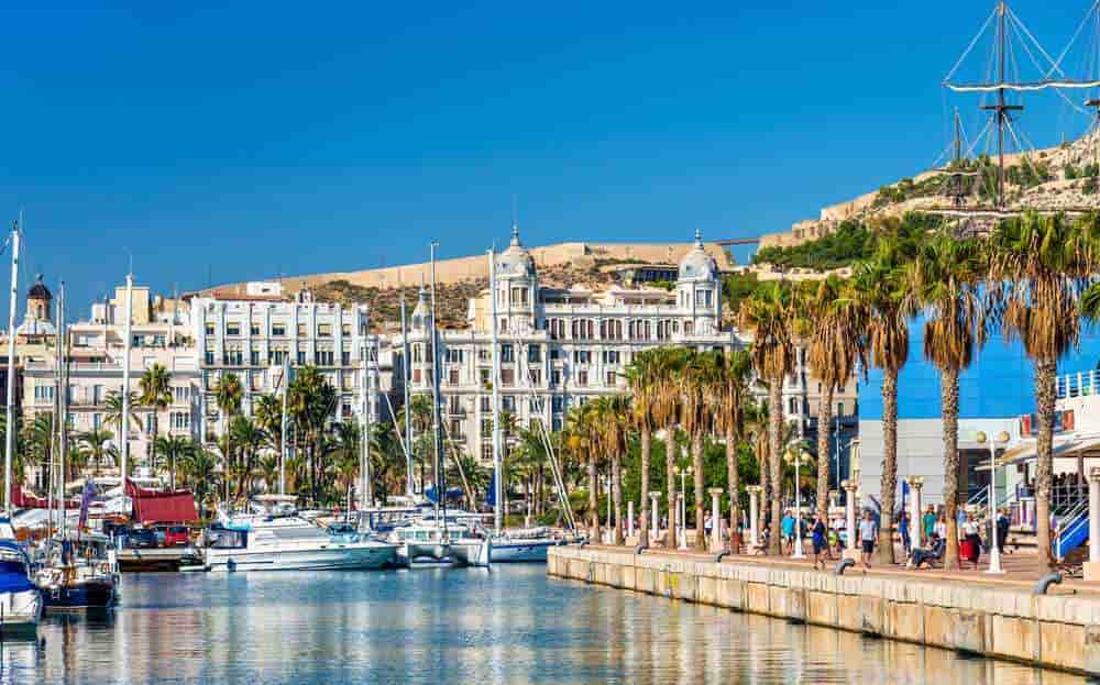 Travelling in Alicante a group with a 9-seater car