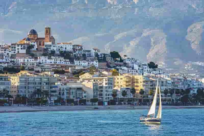 Discover the beaches at Altea by car